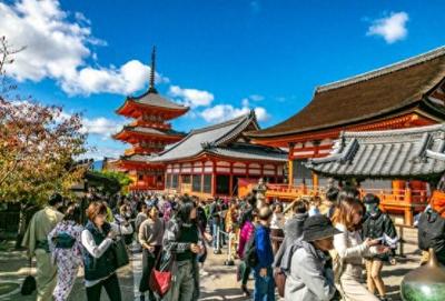 一批赴日团队游的中国游客已抵达日本,日媒:中国游客或变了!